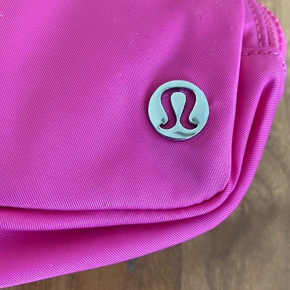 ❤️ Lululemon Sonic Pink Extended Strap Everywhere Belt Bag NWT - Picture 8 of 12